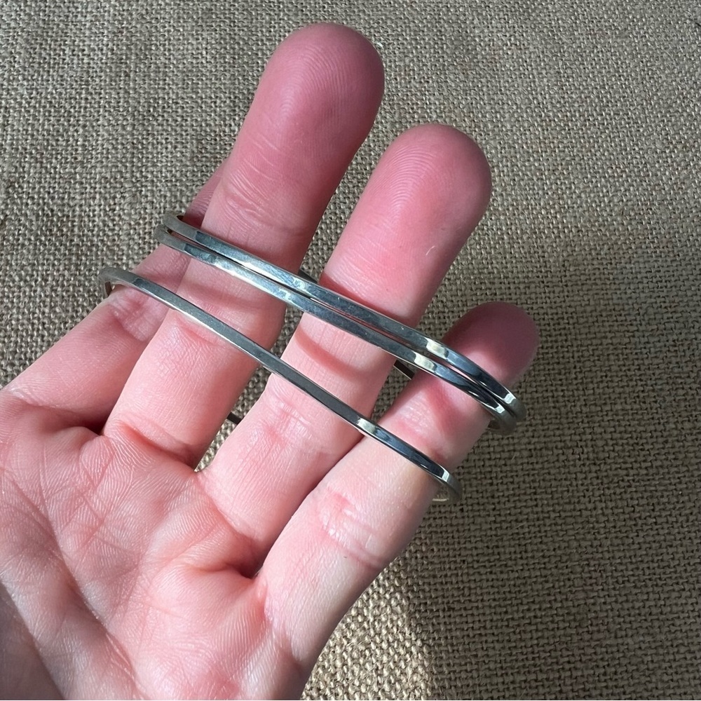 Set of 3 wavy silver tone circle rigid bangle bracelets pull on simple